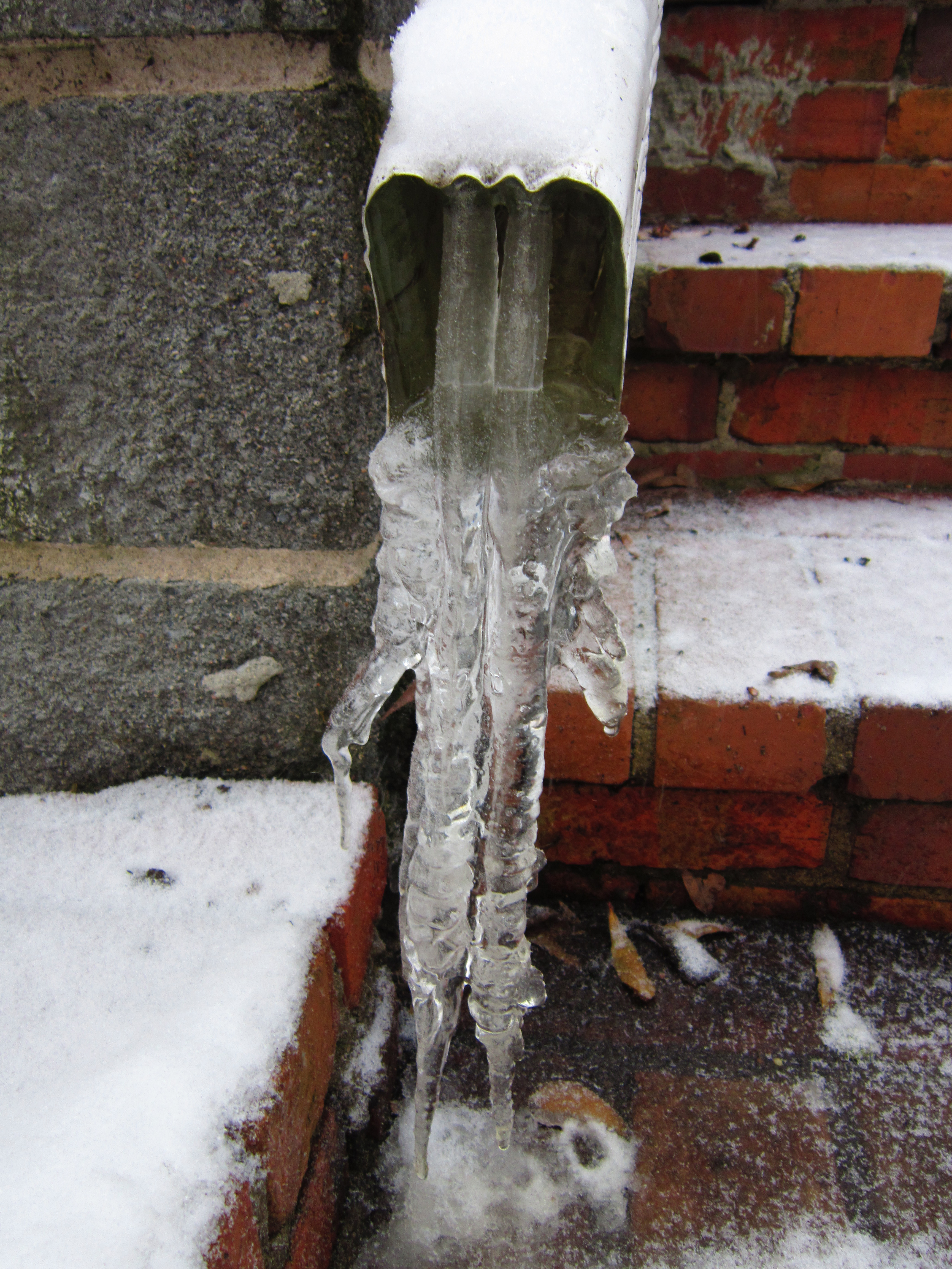Preventing & Clearing Frozen Downspout